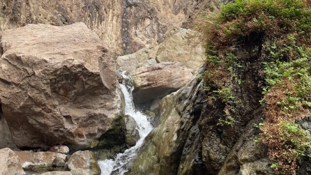 Blazing paddles couple enjoys the hot spring on their trip.