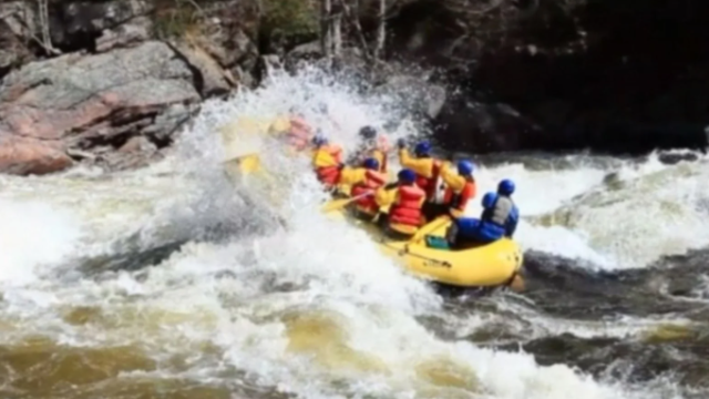 A yellow raft on the hudson river.